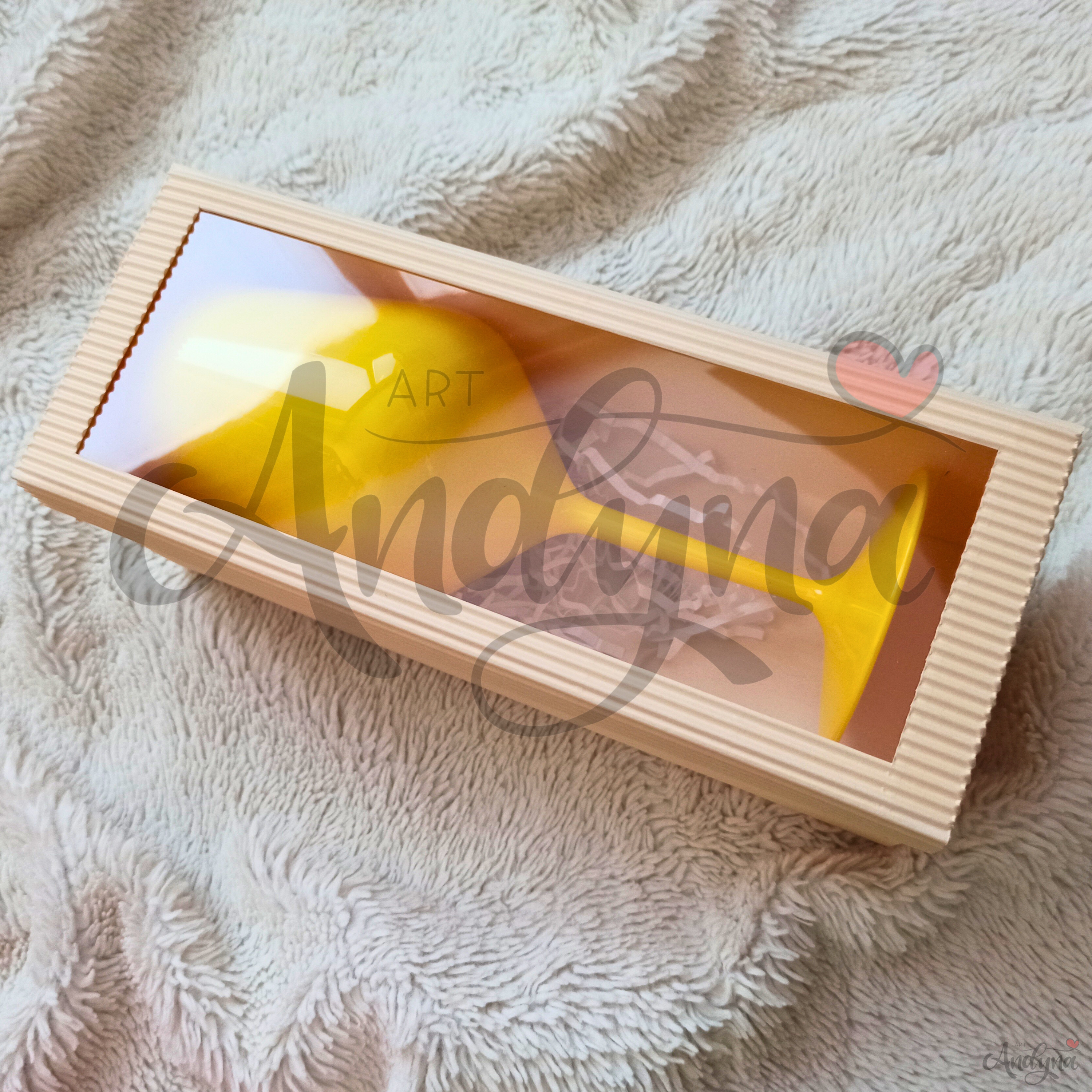 Žlutá plastová sklenka na víno - Pička