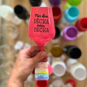 Růžová plastová sklenka na víno - Přes den DĚCKA, večer DECKA ®
