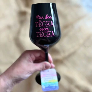 Černá plastová sklenka na víno - Přes den DĚCKA, večer DECKA ®
