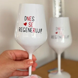 Bílá plastová sklenka Dnes se regeneruji