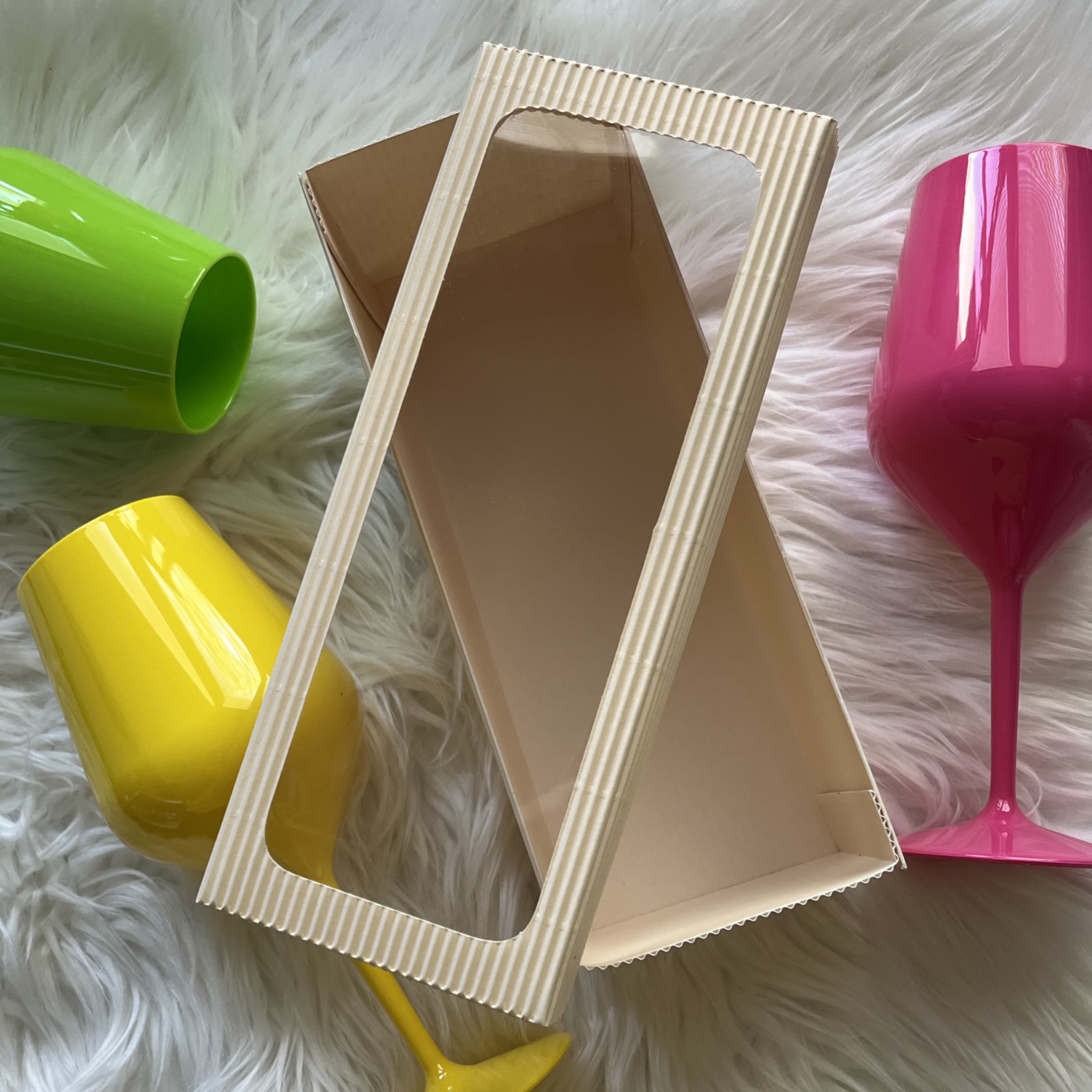 Dárková krabička na plastovou skleničku na víno