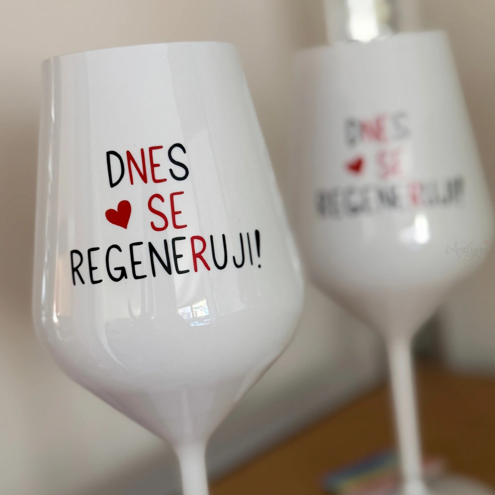 Bílá plastová sklenka Dnes se regeneruji