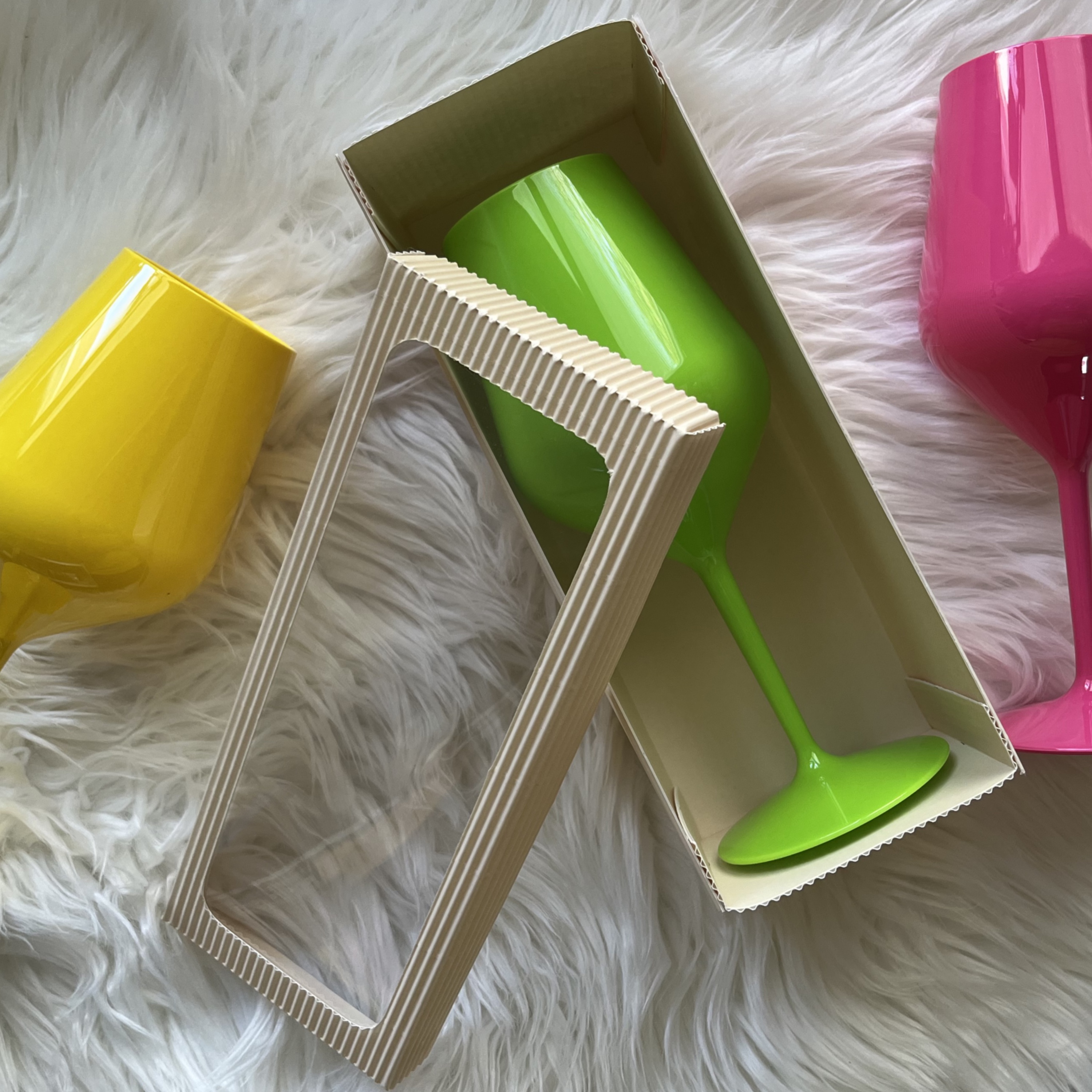 Dárková krabička na plastovou skleničku na víno