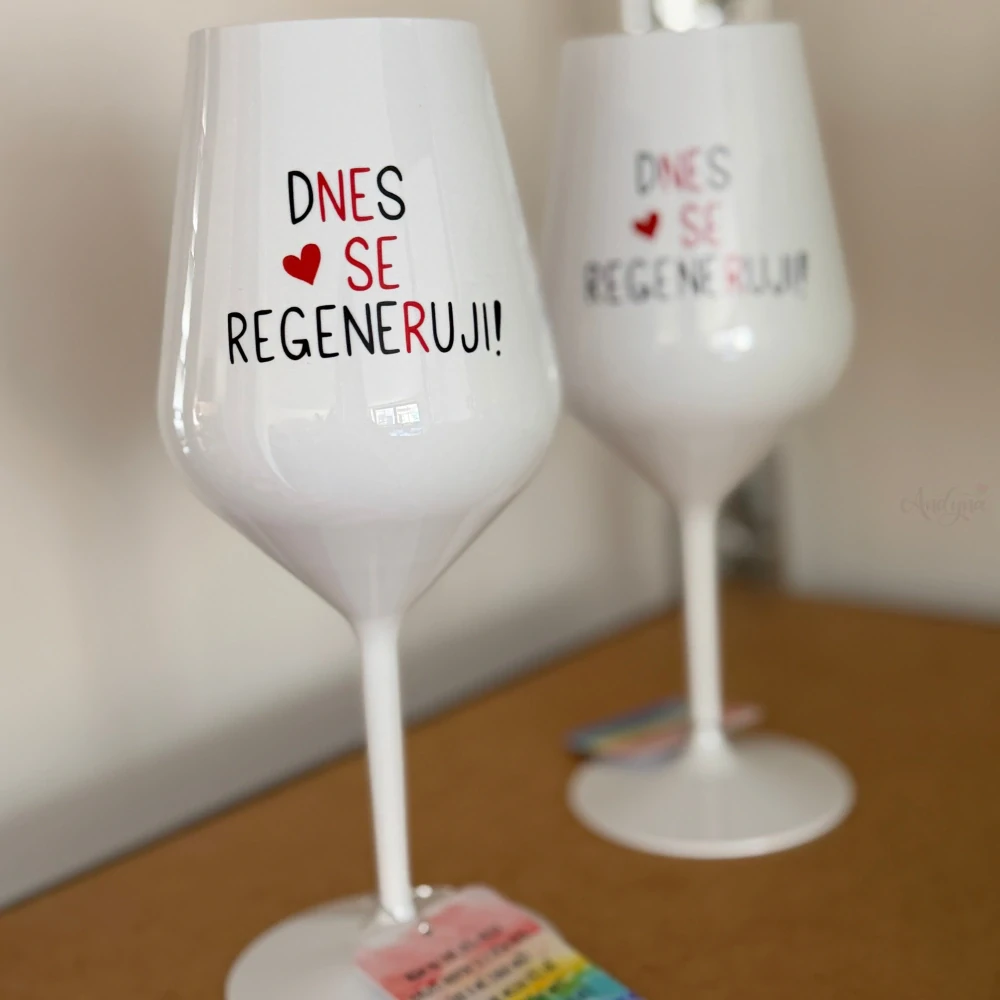 Bílá plastová sklenka Dnes se regeneruji